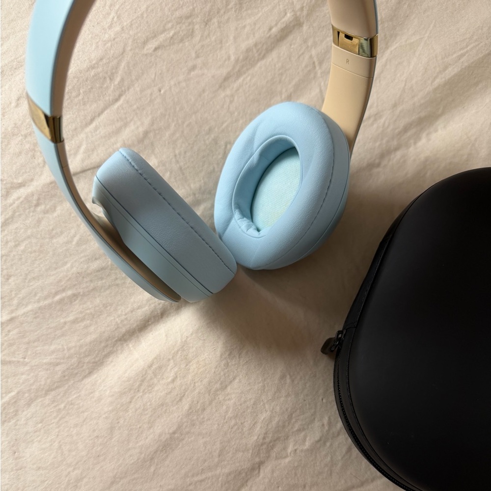 Baby Blue Beats Over Ear Headphones - like new - Picture 9 of 11